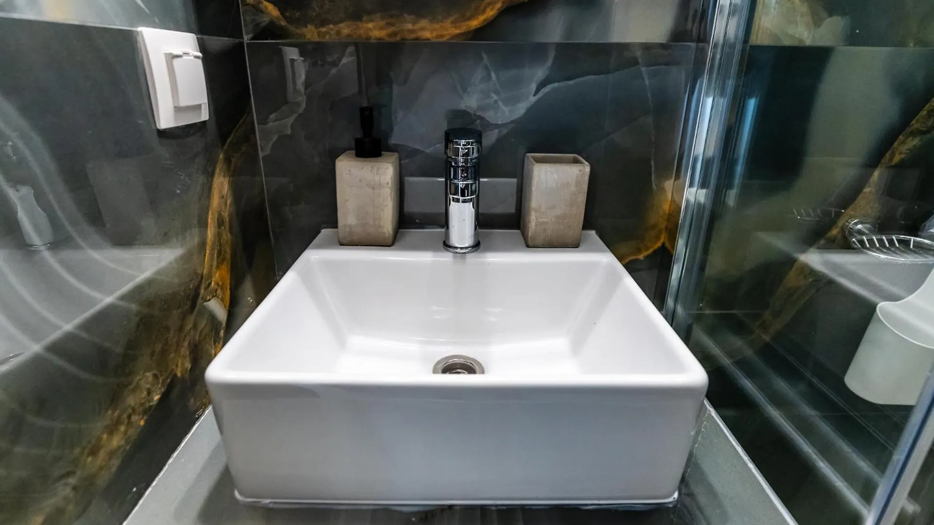 ニキティInterni Luxury Living Bアパートメント アパート ニキティ